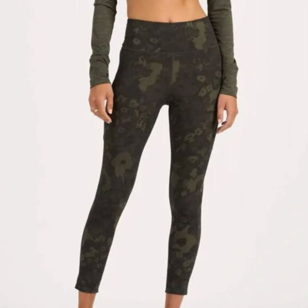 Vuori Stride Flower Camo Leggings Green Oregano, sz small